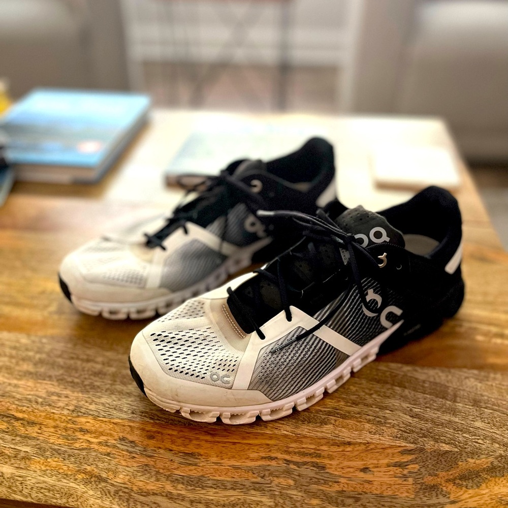 On Clouds Sneakers Sz 9.5 white/black Mens